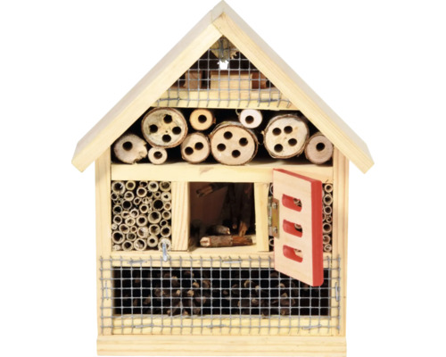 Insektenhotel aus Holz mit verschiedenen Füllmaterialien