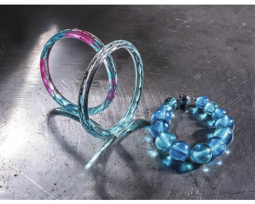 Zwei Armbänder aus Glas