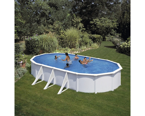 Ovaler Pool mit spielenden Menschen im Garten.