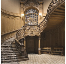 Treppenhaus mit Holztreppe, Holzwänden und Fenster