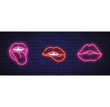 Neonbeleuchtung mit Lippenmotiven auf einer Ziegelwand