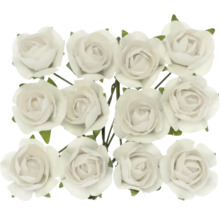 Zwölf weiße Papierrosen zur Dekoration