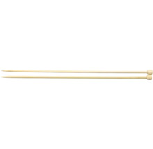 Zwei Stricknadeln aus Holz