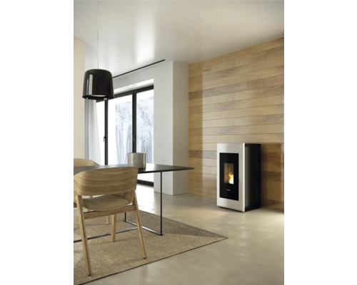 Esszimmer mit Esstisch, Stühlen und Pelletofen vor einer Holzwand