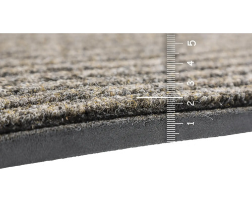 Detailaufnahme einer Fußmatte mit Messskala zur Darstellung der Dicke