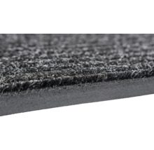 Detailansicht einer schwarzen Fußmatte mit Teppichoberfläche