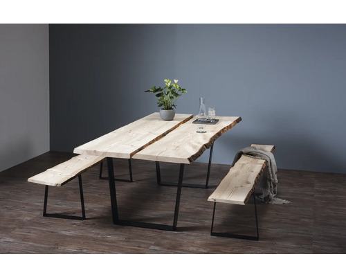 Esstisch mit zwei Holzbänken und Metallbeinen im Esszimmer.