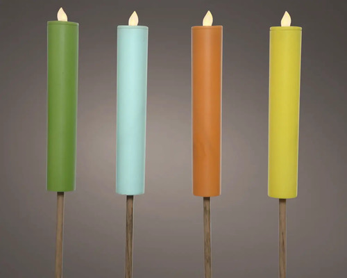Vier Gartenfackeln mit LED-Flamme auf Holzstab