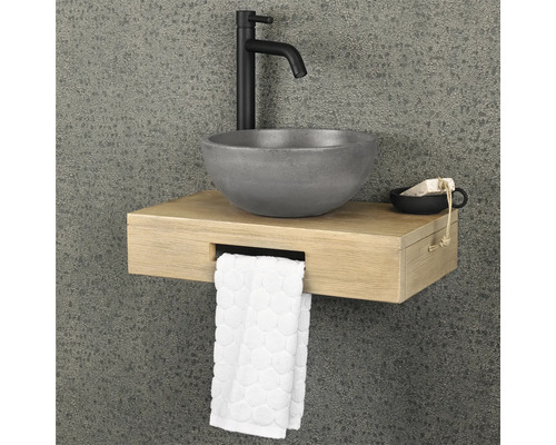 Modernes Waschbecken mit Armatur, Ablage und Handtuch