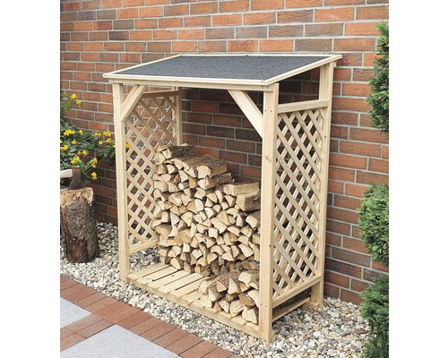Holzlager aus Holz mit Gitterwänden und Dach, gefüllt mit Holzscheiten