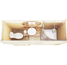 Badezimmer mit Toilette, Waschbecken und Dusche in einem hellen Holzhaus, Draufsicht