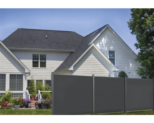 Gartenzaun aus Kunststoff vor einem Wohnhaus