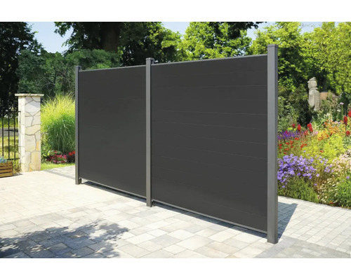 Garten mit Sichtschutzwand