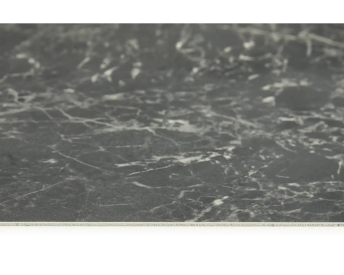 Nahaufnahme einer dunklen Arbeitsplatte mit Marmoroptik.