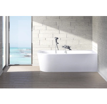 Modernes Badezimmer mit Badewanne, Armatur, Brause und Fliesen