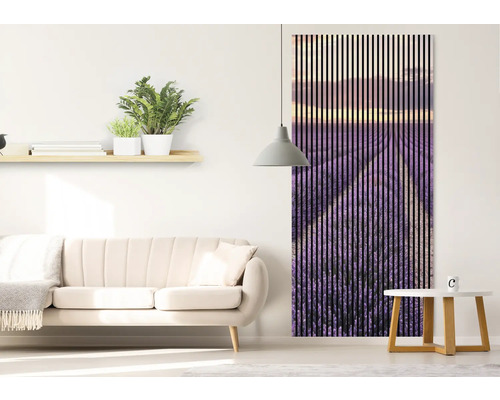 Wohnzimmer mit Sofa, Beistelltisch und einem Akustikpaneel mit Lavendelfeld Motiv