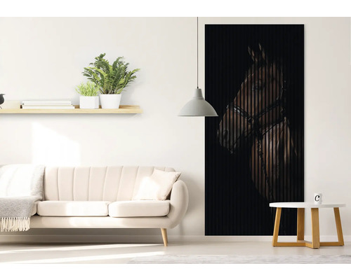 Wohnzimmer mit Sofa, Regal mit Pflanzen und Wandpaneel mit Pferde-Motiv