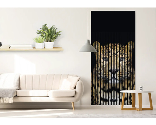 Wohnraum mit Sofa, Regal und Türposter mit Leopardenmotiv