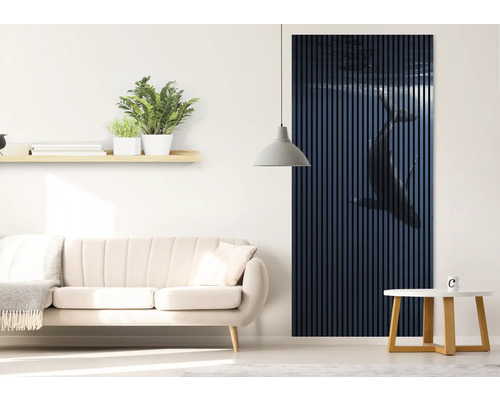 Wohnzimmer mit Sofa und Wandpaneel mit Walmotiv