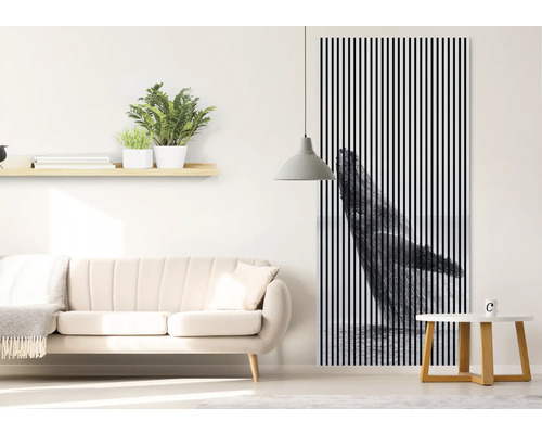 Wohnzimmer mit Sofa, Pflanzregal, Beistelltisch und Wandbild mit Streifenmuster