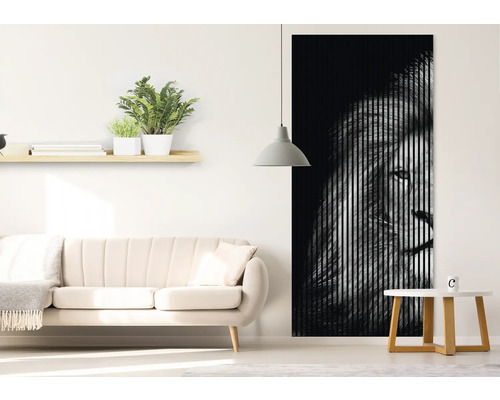 Wohnzimmer mit Sofa und Wandbild mit Löwenmotiv