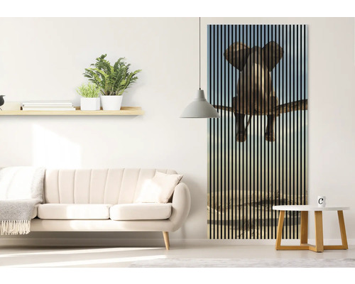 Wohnzimmer mit Sofa, Beistelltisch, Regal und Akustikpaneel mit Elefantenmotiv