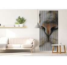 Wohnzimmer mit Sofa, Wandregal mit Pflanzen und Akustikbild mit Tiermotiv