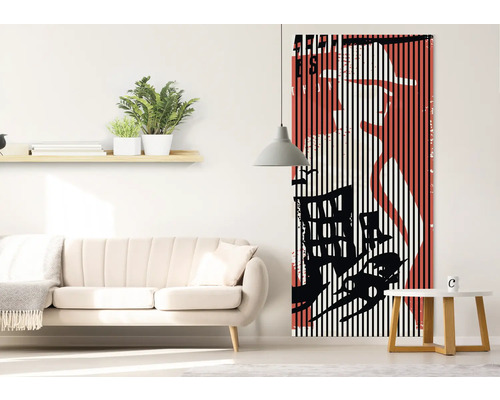 Wohnzimmer mit Sofa, Beistelltisch und Türposter mit grafischem Muster