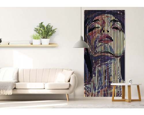 Wohnzimmer mit Sofa, Beistelltisch, Regal und einem vertikalen Wandbild mit einem Frauengesicht