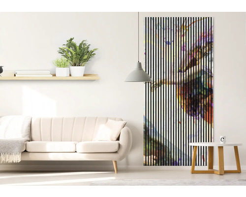 Wohnzimmer mit Sofa, Beistelltisch und einem vertikalen Lamellenbild mit abstraktem Design.