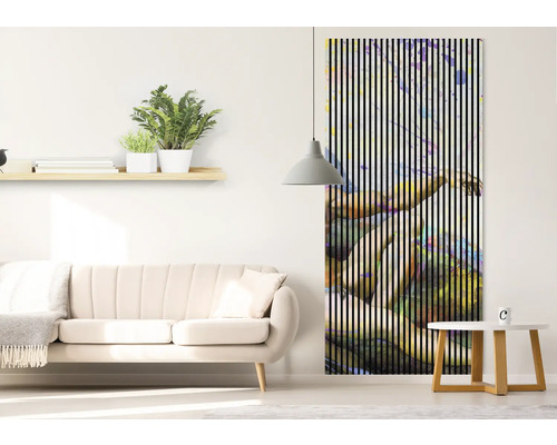 Wohnzimmer mit Sofa, Regal, Tisch und Wandbild