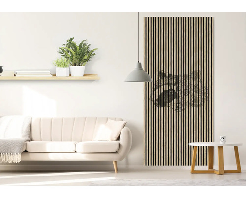 Wohnzimmer mit Sofa, Regal und Wandpaneel mit Tiermotiv