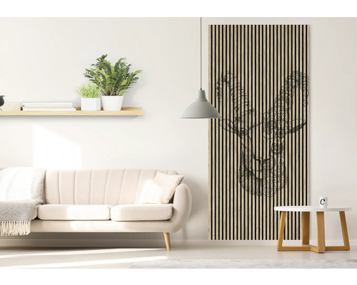 Wohnzimmer mit Sofa, Beistelltisch, Regal und Akustikpaneel mit Hirschmotiv