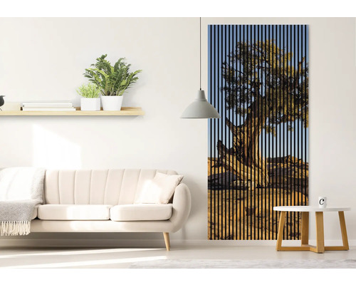 Wohnzimmer mit Sofa, Beistelltisch und Wandbild mit Baum