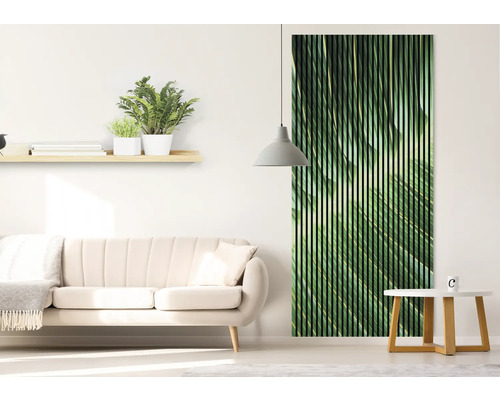 Wohnzimmer mit Sofa, Regal und Holzpaneel mit Pflanzenmotiv