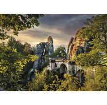 Landschaft mit Felsen, Brücke und Bäumen