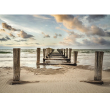 Blick auf einen Holzsteg am Strand