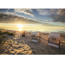 Strandkörbe am Strand bei Sonnenaufgang