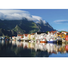 Szene einer Küstenstadt mit Häusern, Booten und Bergen