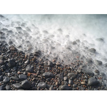 Kieselsteine am Strand mit Wasser