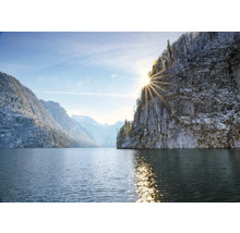 Winterlandschaft mit See, Bergen und Sonnenschein