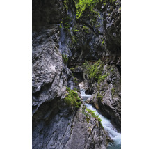 Schlucht mit Felsen, Wasser und Holzsteg