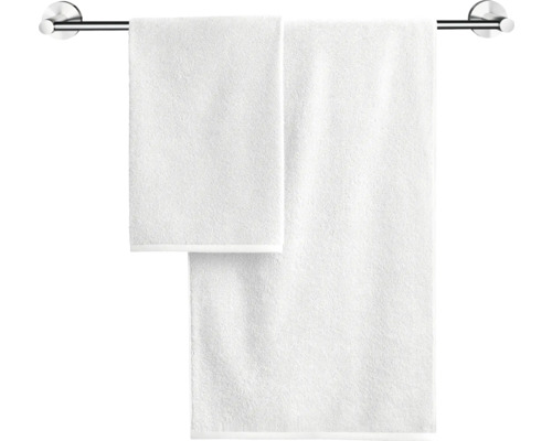 Zwei Handtücher hängen an einer Handtuchstange