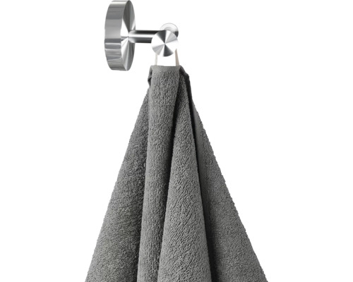 Handtuch hängt an einem Handtuchhaken