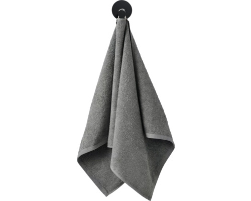 Graues Handtuch hängt an einem Haken
