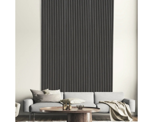 Wohnzimmer mit grauer Lamellenwand, Sofa und Couchtisch