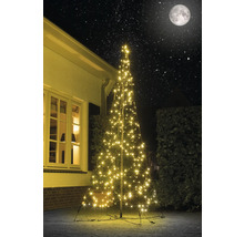 Beleuchteter künstlicher Weihnachtsbaum mit Sternenhimmel im Hintergrund