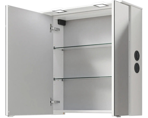 Geöffneter Spiegelschrank mit Glasablagen und Beleuchtung für das Badezimmer.