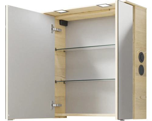 Geöffneter Spiegelschrank mit Glasablagen und Beleuchtung
