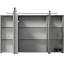 Geöffneter Spiegelschrank mit Glasböden und Beleuchtung